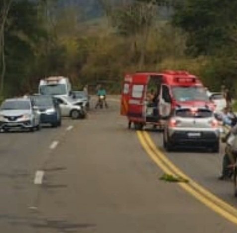 Acidente provoca morte e deixa feridos na ES 137, na altura da Serra de Cima, em Nova Ven�cia