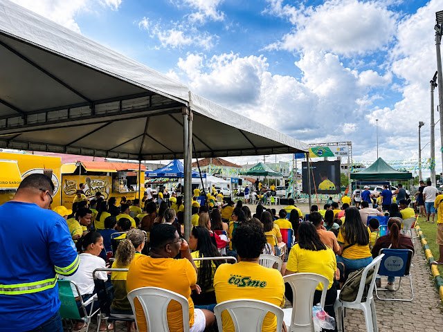 Arena Copa re�ne centenas de pessoas e transforma pra�a em Jaguar� em ponto de encontro para torcedores