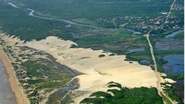 Ita�nas: conhe�a a vila do ES que foi engolida pela areia e hoje atrai milhares de turistas atr�s de forr�