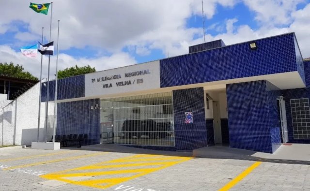 Mulher � presa ap�s deixar filho de 11 anos sozinho na rua por 6 horas