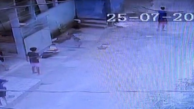 Pai � baleado por vizinho ap�s bola dos filhos bater em port�o em Vila Velha