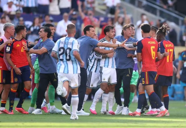 Fifa abre processos contra Gavi e argentinos por confus�o na final da Copa do Mundo; entenda