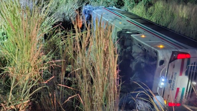 Motorista de �nibus que saiu do ES com universit�rios morre ap�s bater em caminh�o na BR 259
