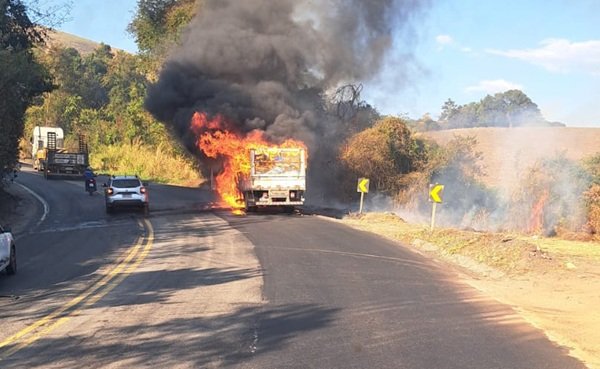 Inc�ndio em caminh�o deixa tr�nsito congestionado nos dois sentidos da BR-262
