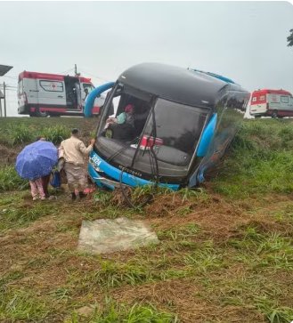 Acidente entre carro e �nibus com turistas de Nova Ven�cia deixa 7 feridos na BR-101