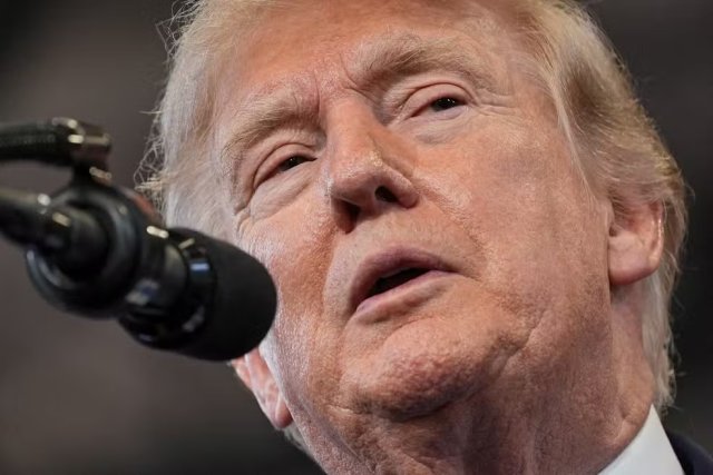 Trump anuncia 'guerra econ�mica' contra o Ir� e amea�a pa�ses que ajudarem o regime