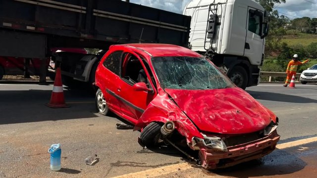 Motorista sai de carro ap�s acidente e morre atropelado por carreta na BR 101