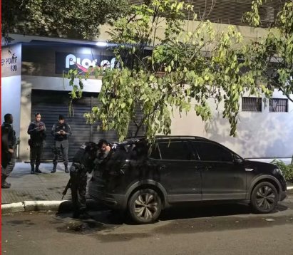 Mulher � rendida e sofre sequestro-rel�mpago ap�s suspeita de filmar criminosos em Vit�ria