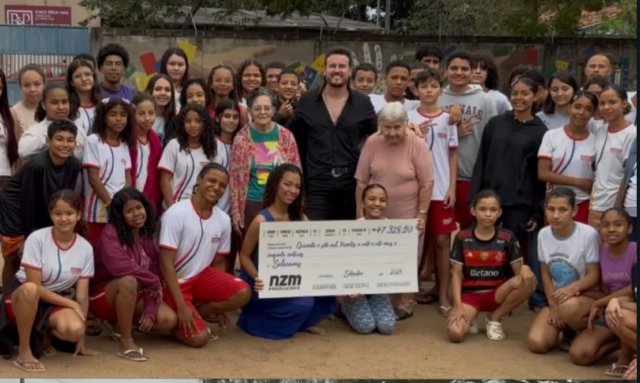 Cantor doa seu cach� para institui��es sociais de Linhares