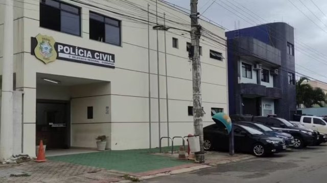 Crian�a de 3 anos encontra arma do tio policial em cima da cama e atira no pr�prio bra�o