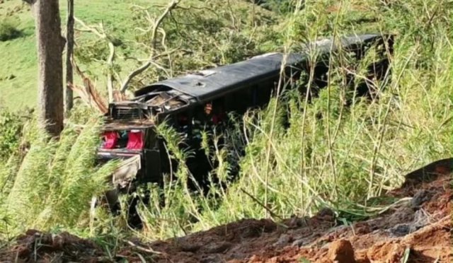 �nibus que seguia para Aparecida cai em ribanceira e deixa ao menos 6 romeiros mortos
