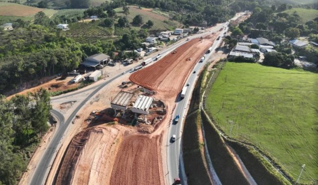BR-101 ter� dois bloqueios nesta ter�a para detona��o de rochas no ES