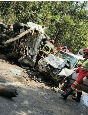 Batida entre tr�s ve�culos deixa feridos e bloqueia BR-101 em Sooretama