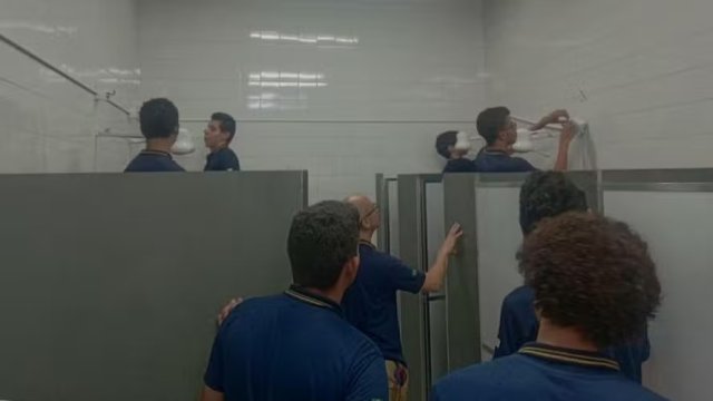 Col�gio viraliza com aula de �como trocar chuveiro� a alunos do Ensino M�dio: �habilidades �teis�
