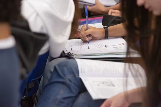 Enem 2026: veja 10 temas que podem cair na Reda��o, segundo professores