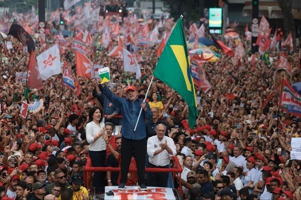 Lula supera Fl�vio Bolsonaro em virada in�dita e ser� presidente do Brasil pela quarta vez