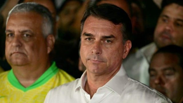 Derrotado nas urnas, Fl�vio Bolsonaro n�o reconhece resultado e pede anula��o da elei��o