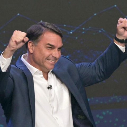 Fuga de Fl�vio Bolsonaro vira guerra de vers�es