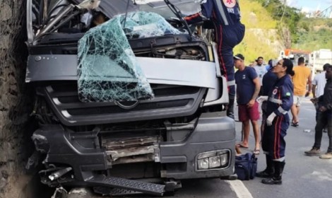 ATENÇÃO CONDUTOR | Grave acidente com...<p>Motorista de uma carreta-cegonha morreu preso às ferragens; carga de madeira de outro veículo envolvido no acidente ficou espalhada na rodovia</p>