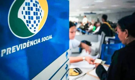 INSS restringe pedidos de aposentadoria...<p>Segundo o instituto, a medida tem como objetivo evitar múltiplos pedidos idênticos para o mesmo CPF e reduzir a fila de análise de benefícios, que hoje acumula 2,7 milhões de solicitações.</p>