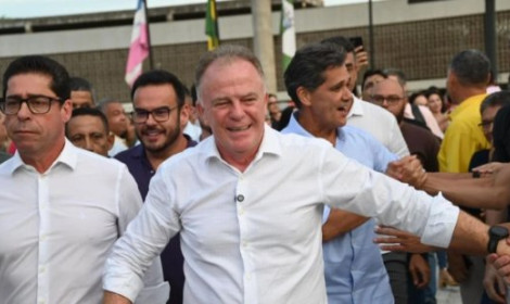 Casagrande reúne aliados e caravanas d...<p>Renato Casagrande prestou contas de seu mandato durante evento no Estádio Kléber Andrade; Ricardo Ferraço assume nesta quinta (2)</p>