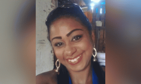 Mulher enterrada em cova rasa em Nova V...<p>A mulher encontrada morta em uma cova rasa na tarde de domingo (1º), no bairro Altoé, em Nova Venécia, no Noroeste do Espírito Santo, foi identificada como Patrícia Guimarães dos Santos, de 39 anos. A identificação foi confirmada pela polícia e por familiares da vítima.</p>