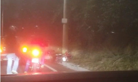 Motociclista perde controle e bate em p...<p>Populares prestaram socorro inicial.</p>