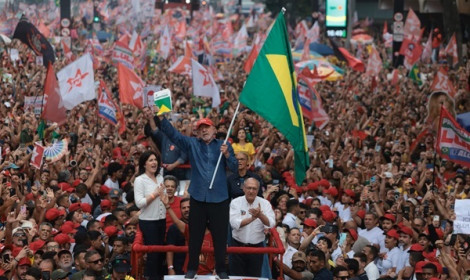 Lula supera Flávio Bolsonaro em virada...<p>Petista vence Flávio Bolsonaro no segundo turno, conquista novo mandato e entra para a história como o primeiro presidente brasileiro eleito quatro vezes.</p>