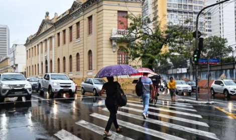 Inmet emite novo alerta de chuva intens...<p>Alerta laranja prevê chuva intensa e ventos de até 100 km/h para cidades do Espírito Santo nesta segunda-feira (9)</p>