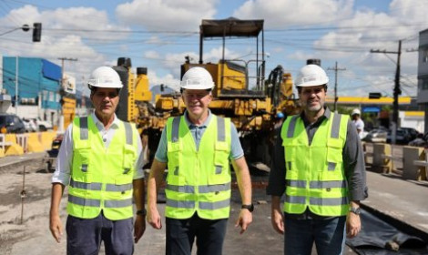 Casagrande e Ricardo vistoriam obra do ...<p>O Governo do Espírito Santo vai investir R$ 62 milhões para ampliar e qualificar a mobilidade urbana em Cariacica, Vila Velha e Vitória. Nesta sexta-feira (06), às 19h, o governador Renato Casagrande e o vice-governador Ricardo Ferraço assinam as ordens de serviço para o início das obras de mais três estações do Sistema Aquaviário.</p>