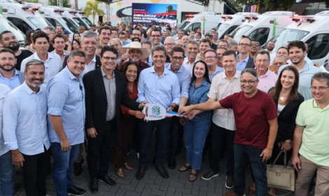 Ricardo Ferraço entrega novas ambulân...<p>Investimento de R$ 23,6 milhões prevê aquisição de 71 veículos para ampliar a estrutura da saúde pública e fortalecer atendimento nos municípios capixabas.</p>