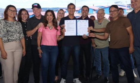 Governador Ricardo Ferraço entrega obr...<p>O governador do Estado, Ricardo Ferraço, esteve, nesta sexta-feira (22), em São Gabriel da Palha, onde realizou a entrega de 857 óculos do Programa Estadual de Órteses Oculares, inaugurou 32 unidades habitacionais no Loteamento Recanto dos Pássaros e assinou novos convênios para obras de infraestrutura urbana e mobilidade. Também foram anunciados novos investimentos para a assistência social do município.</p>