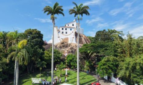 FESTA DA PENHA: Inspirado na simplicida...<p>Tradição há quase três décadas na Festa da Penha, o Terço Gigante que enfeita o Campinho do Convento da Penha, em Vila Velha, já está entre as palmeiras.</p>