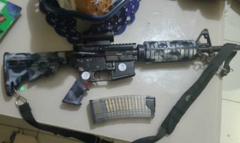 PCES deflagra Operação Amorphis e pre...<p>O indivíduo assumiu o controle do tráfico no local, após a Operação Scutum realizada pela PCES no último dia 08 de novembro.</p>