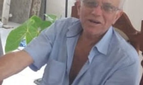 LUTO | Nova Venécia se despede de Fran...<p>Francisco de Assis Leal Souza, de 77 anos, estava internado em uma Unidade Hospitalar em Linhares, onde foi a óbito. Chico Lima faleceu por volta das 22h dessa terça-feira (02). Ele estava internado, vinha enfrentando dificuldades com a saúde e nessa terça seu quadro clínico piorou e ele não resistiu.</p>