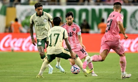 Palmeiras reage, busca empate com o Int...<p>Torcida empurra o time alviverde, que reage no fim graças a Paulinho e Maurício e evita duelo com o PSG no mata-mata</p>