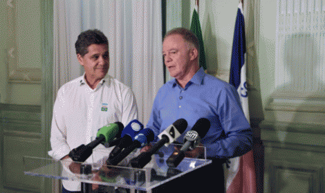 Casagrande dá a largada para a disputa...<p>Governador anunciou que renuncia ao cargo até 4 de abril para ficar apto para disputar o Senado; Ricardo Ferraço assume o governo</p>