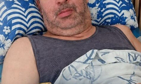 Família de ex-radialista de São Mateu...<p>Acometido por complicações de saúde, comunicador necessita de equipamento específico para tratamento em casa; campanha mobiliza moradores do Norte do ES.</p>