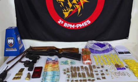 PMES realiza importantes ações contra...<p>A Polícia Militar do Espírito Santo intensificou as ações de combate ao tráfico de drogas e à criminalidade nos dois municípios do Noroeste do Espírito Santo nesse domingo (1º) e segunda-feira (2), com apreensões expressivas de armas e entorpecentes.</p>