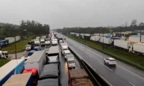 AUMENTO DO DIESEL: Caminhoneiros pressi...<p>Setor articula greve nacional após reajuste da Petrobras anular pacote fiscal do governo federal; estados recusam redução do ICMS</p>