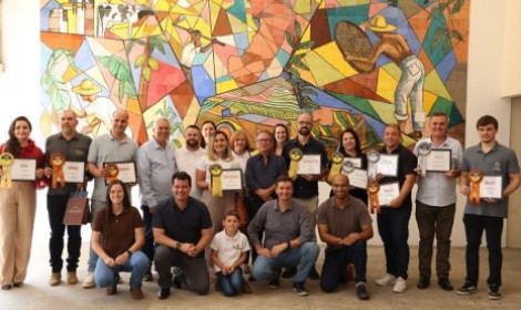 Seag entrega certificados a queijarias ...<p>O secretário de Estado da Agricultura, Carlos Tesch, realizou, nessa quarta-feira (22), a entrega de certificados às oito queijarias capixabas premiadas no 4º Mundial do Queijo do Brasil, encerrado no último domingo (19), no Teatro B32, em São Paulo. O reconhecimento destacou o desempenho das agroindústrias do Espírito Santo, que conquistaram, ao todo, 12 medalhas na competição.</p>