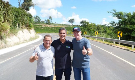 Nova Venécia inaugura rodovia de R$ 75...<p>Governador Ricardo Ferraço participa de entregas ao lado do prefeito Lubiana Barrigueira. e do ex-governador Renato Casagrande</p>