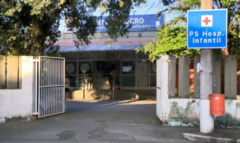 Polícia investiga se bebê internada c...<p>Mãe da bebê deu versões diferentes no atendimento no pronto socorro e para o Conselho Tutelar. Caso é investigado pela Delegacia de Proteção à Criança e Adolescente e menina continua internada.</p>