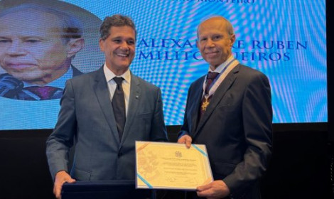Governador Ricardo Ferraço entrega Com...<p>O governador do Estado, Ricardo Ferraço, realizou, nessa segunda-feira (08), a entrega da Comenda da Ordem do Mérito Jerônymo Monteiro ao pastor Alexandre Ruben Milito Gueiros, presidente da Igreja Cristã Maranata. A homenagem reconhece a relevante contribuição prestada ao Espírito Santo e ao Brasil ao longo de sua trajetória diplomática, institucional e religiosa.</p>