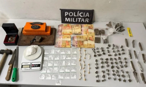 Denúncia de violência doméstica leva...<p>Entorpecentes e dinheiro foram apreendidos dentro de residência no bairro Bonsucesso; suspeito fugiu antes da chegada da viatura.</p>