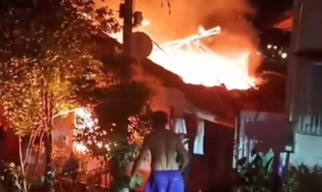 Casa pega fogo e mobiliza Bombeiros e D...<p>Um incêndio atingiu uma residência na noite desta terça-feira (19) no bairro Beira Rio, em Nova Venécia, no Noroeste do Espírito Santo. O imóvel pertence à moradora Ignez Maria Marchette e sua filha Ana, mais conhecida como Banana.</p>