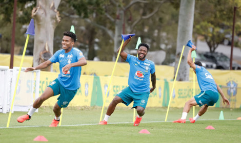 Brasil em campo nesta sexta (25) em jog...<p>Seleção Brasileira enfrenta os australianos às 7h, em Townsville, no primeiro compromisso da equipe após a Copa do Mundo</p>