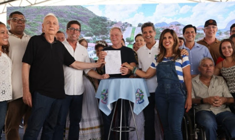 Governo estadual amplia investimentos e...<p>O governador do Estado, Renato Casagrande, e o vice-governador Ricardo Ferraço estiveram, nesta sexta-feira (20), no município de Vila Pavão, na microrregião Noroeste, para realizar entregas de obras e equipamentos, além da formalização de repasses de recursos nas áreas da saúde, educação, lazer e infraestrutura urbana.</p>