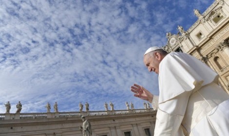 Vaticano divulga detalhes das exéquias...<p>Em 23 de abril, o corpo será trasladado à Basílica de São Pedro. A Missa das Exéquias será celebrada em 26 de abril, seguida do sepultamento na Basílica de Santa Maria Maior.</p>