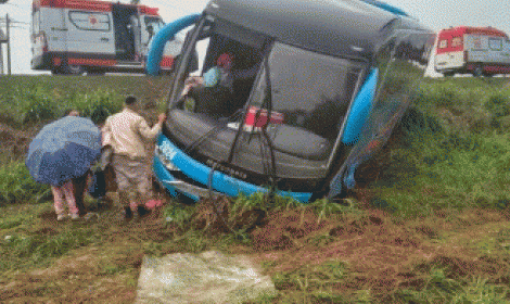 Acidente entre carro e ônibus com turi...<p>Motorista do carro teria tentado ultrapassagem e bateu de frente com o coletivo; segundo a PRF, ele apresentava sinais de embriaguez</p>